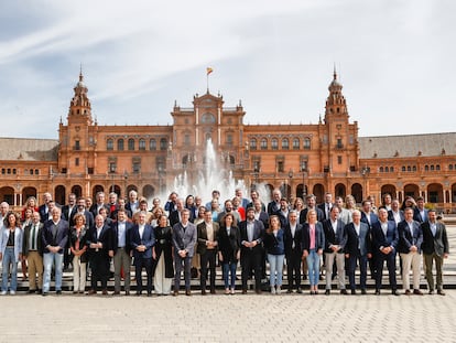 Los máximos dirigentes del nuevo PP en la plaza de España de Sevilla, este domingo. En el centro, Alberto Núñez Feijóo.