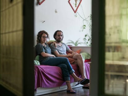 Alpha Mikelinas y Fran Ortega, en el piso de Barcelona donde viven y ahora les reclama el casero. 