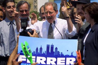 Fernando Ferrer anuncia su candidatura a la alcaldía de Nueva York en 2001.