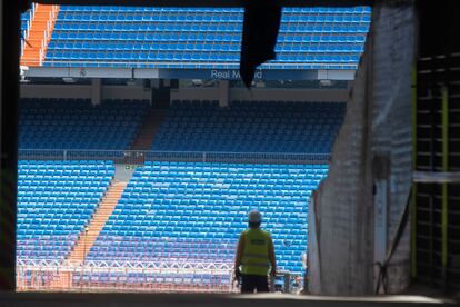 Un operario, dentro del Bernabéu, donde se están realizando las obras de remodelación.