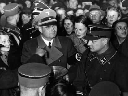 Rudolf Hess pasea entre el gentío, en Hermannplatz, Berlín.