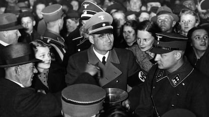 Rudolf Hess pasea entre el gentío, en Hermannplatz, Berlín.