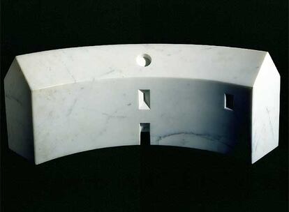<i>La casa curva</i> (1983), escultura en mármol de Louise Bourgeois.