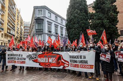 Concentración para exigir la recuperación del poder adquisitivo de los salarios, frente a la sede de la Confederación Empresarial de la Comunidad Valenciana.