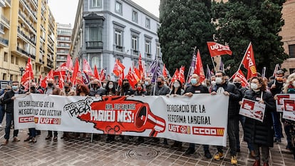 Concentración para exigir la recuperación del poder adquisitivo de los salarios, frente a la sede de la Confederación Empresarial de la Comunidad Valenciana.