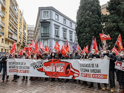 Concentración para exigir la recuperación del poder adquisitivo de los salarios, frente a la sede de la Confederación Empresarial de la Comunidad Valenciana.