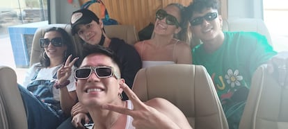 Chanel, junto con varios miembros de su equipo, en su llegada a Madrid de camino a la plaza Mayor.