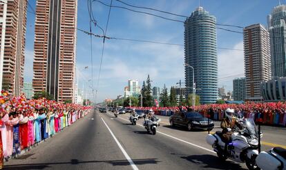 Un convoy de vehículos que transporta al presidente surcoreano Moon Jae-in y al líder norcoreano Kim Jong Un, durante el desfile en Pyongyang.