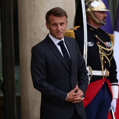 Paris (France), 03/09/2025.- French President Emmanuel Macron arrives for a working meeting with Ukrainian President Volodymyr Zelensky (not pictured) on the eve of the coalition of volunteers meeting at the Elysee Palace in Paris, France, 03 September 2025. (Francia, Ucrania) EFE/EPA/TERESA SUAREZ / POOL

