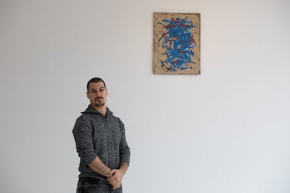 El artista emergente Javier Velázquez Cabrero en la Sala Arte Joven en Madrid.