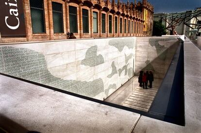 'Temporada de lágrimas' de Soledad Sevilla, en el jardín de Caixafòrum de Barcelona.