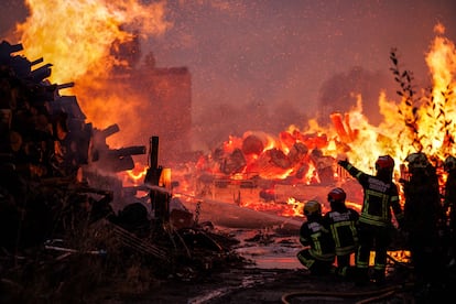Bomberos intentan contener un incendio en la localdad de Chaves en Portugal, el 20 de agosto de 2025. 
