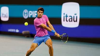 Carlos Alcaraz devuelve la pelota durante el partido contra Dimitrov.