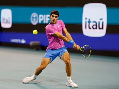 Carlos Alcaraz devuelve la pelota durante el partido contra Dimitrov.