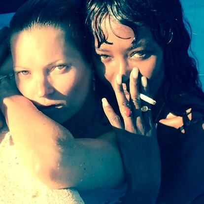 Las modelos Kate Moss y Naomi Campbell, de vacaciones estos d&iacute;as en Ibiza, fotografiadas por Mert Alas.