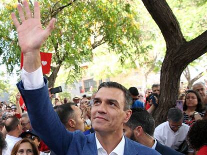 El presidente del Gobierno, Pedro Sánchez, saluda a la gente al inició del mitín que dió este jueves en Tenerife.
 