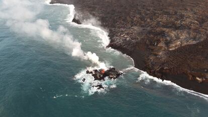 Imagen de una nueva isla de lava que se está formando junto a la costa de Hawái, el 13 de julio de 2018.
