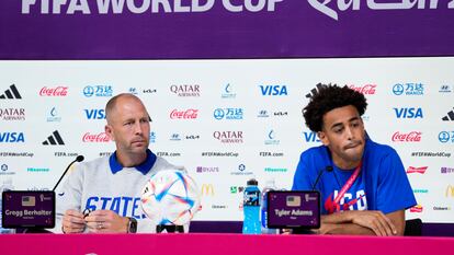 El entrenador de EE UU, Gregg Berhalter, y su jugador Tyler Adams, durante la conferencia de prensa de este lunes.