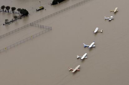 Vista aérea de varias avionetas inutilizadas debido a las inundaciones causadas por el huracán Harvey, el 29 de agosto.