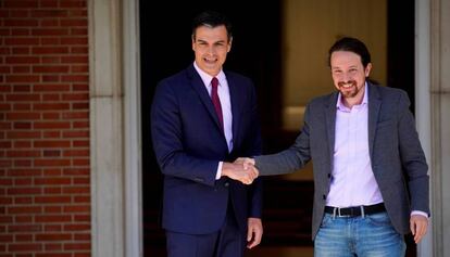 El presidente del Gobierno en funciones, Pedro Sánchez, y el secretario general de Podemos, Pablo Iglesias, el pasado 7 de mayo en La Moncloa.