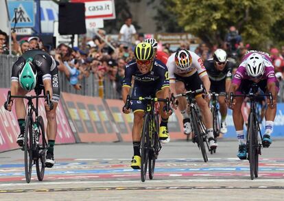 Caleb Ewan, en el centro, vencedor por cent&iacute;metros sobre Gaviria, a su derecha, y Bennet.