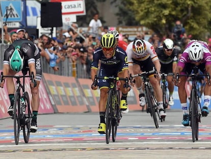 Caleb Ewan, en el centro, vencedor por cent&iacute;metros sobre Gaviria, a su derecha, y Bennet.