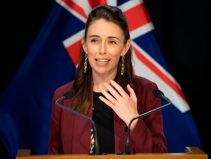 Jacinda Ardern, primeira-ministra da Nova Zelândia, demonstrou liderança e empatia durante um discurso de oito minutos transmitido pela televisão em 21 de março.