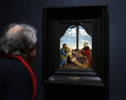 En la imagen un hombre observa 'La piedad', un óleo sobre tabla de roble en el que se evidencia la maestría técnica y el vuelo espiritual, el naturalismo y la capacidad evocadora, la matemática geométrica y la pasión religiosa de los primitivos flamencos que han vuelto al Prado con Rogier van der Weyden.