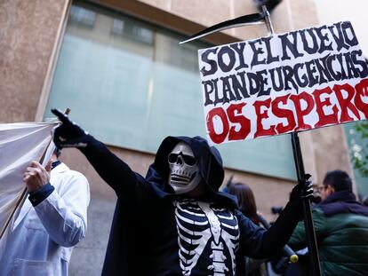 Un sanitario disfrazado de esqueleto durante la concentración ante la Consejería de Sanidad de Madrid este lunes, en protesta por el plan de reapertura de las urgencias de los centros de salud.
