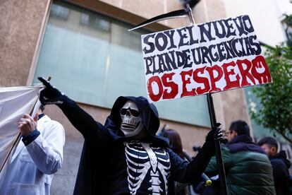 Un sanitario disfrazado de esqueleto durante la concentración ante la Consejería de Sanidad de Madrid este lunes, en protesta por el plan de reapertura de las urgencias de los centros de salud.