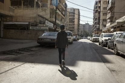 Sanad se dirige a pie por la mañana temprano al trabajo en el barrio en el que se ha refugiado con su madre y sus hermanos, en Trípoli (Líbano).