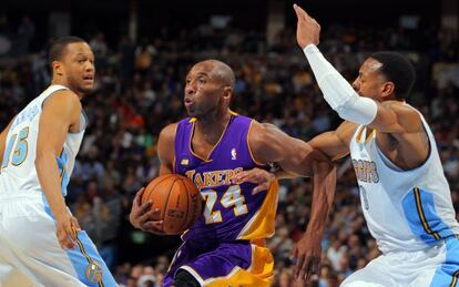 Kobe Bryant, entre dos jugadores de Denver.