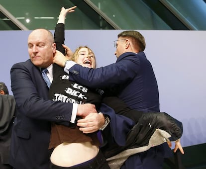 Els serveis de seguretat s'han endut l'activista, que portava un lema a la samarreta contra el Banc Central Europeu. El mateix que ha cridat mentre la detenien.
