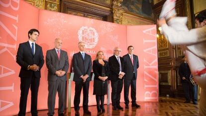 Los distinguidos como Ilustre de Bizkaia y los representantes de la Diputación este jueves en el 'aurresku' de honor.