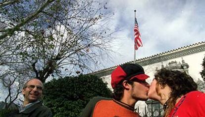 Una pareja se besaba ayer ante el consulado de Estados Unidos en Sevilla en un acto de protesta de Los Verdes.