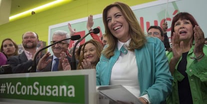 La presidenta andaluza y candidata socialista a la presidencia de la Junta, Susana D&iacute;az, se felicita por los resultados de las elecciones andaluzas, en las que ha conseguido 47 esca&ntilde;os, junto a miembros de la ejecutiva regional, militantes y simpatizantes del PSOE-A en el Palacio de Congresos de Sevilla. EFE/Julio Mu&ntilde;oz