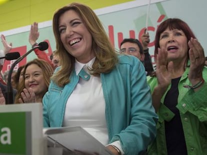 La presidenta andaluza y candidata socialista a la presidencia de la Junta, Susana D&iacute;az, se felicita por los resultados de las elecciones andaluzas, en las que ha conseguido 47 esca&ntilde;os, junto a miembros de la ejecutiva regional, militantes y simpatizantes del PSOE-A en el Palacio de Congresos de Sevilla. EFE/Julio Mu&ntilde;oz