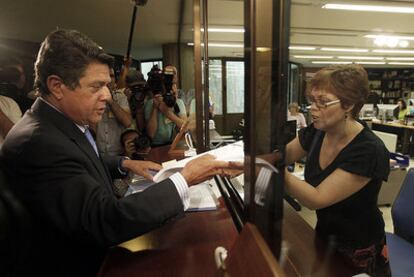 El coordinador de Justicia y Libertades Públicas del PP, Federico Trillo, durante la presentación del recurso