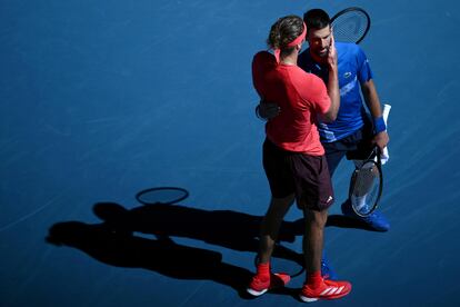 Zverev consuela a Djokovic al trmino del partido.