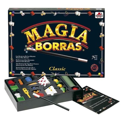 Ese kit de varita negra y blanca, polvos mágicos y juego de cartas lleva entreteniendo a familias enteras desde 1933, año en que se lanzase la primera versión. Educa Borrás fue la empresa que lo trajo a España inspirándose en otro producto que ya existía en Francia y Alemania. El juego alcanzó su máximo apogeo en los años 70-80 y sigue resistiendo la competencia a otros sets que han aparecido después comercializados con la imagen de magos famosos.