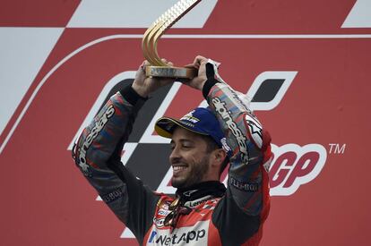 Andrea Dovizioso celebra su podio tras la carrera del MotoGP de Valencia.