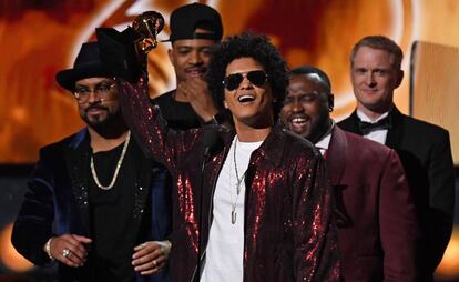 El cantante Bruno Mars recoge el galardón de mejor album del año.