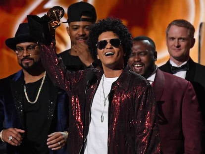 El cantante Bruno Mars recoge el galardón de mejor album del año.