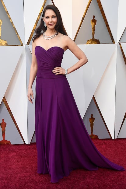 Ashley Judd, con vestido morado palabra de honor de Badgley Mischka.