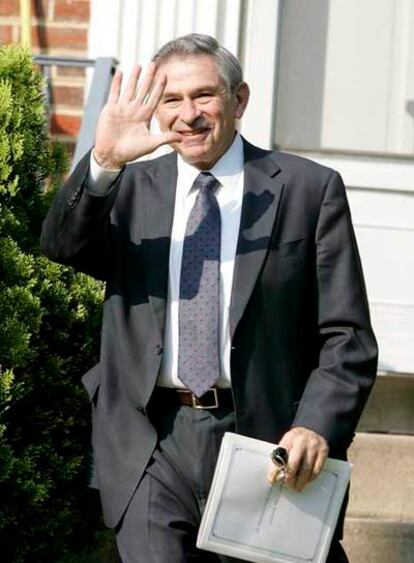 Wolfowitz saluda ayer a los periodistas al salir de su casa en Maryland.