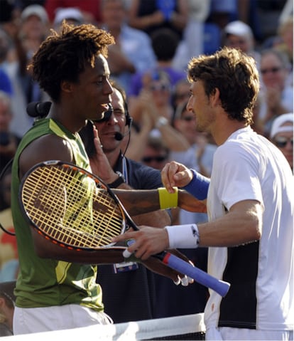 El tenista valenciano se abraza con Gael Monfils.