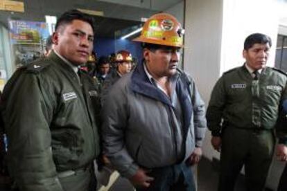 El presidente de la Federación Nacional de Cooperativas Mineras (Fencomin), Alejandro Santos (c), sale de la sede del ministerio de Minería en La Paz (Bolivia).