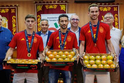 Gavi, Navas y Fabián, campeones con España, con cajas de tomates de Los Palacios. Los tres recibieron el homenaje de su pueblo.