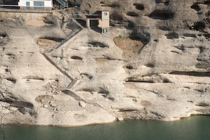 Nivel, el 3 de agosto, del pantano de Vadiello, principal fuente de suministro de agua de Huesca, que se encuentra al 28% de su capacidad. La sequía fuerza a autonomías y municipios a restringir el consumo de agua.
