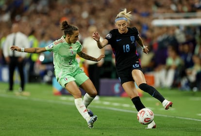 Chloe Kelly, de Inglaterra, controla el balón ante Elisabetta Oliviero, de Italia, el pasado martes.